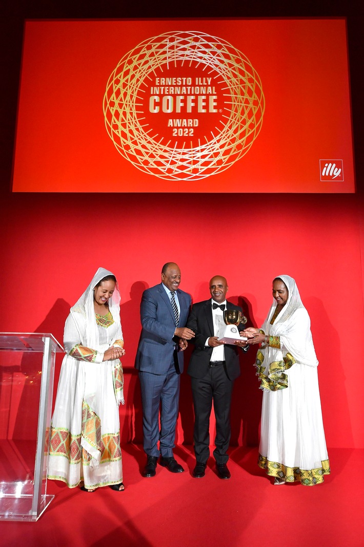 Äthiopien gewinnt mit Tracon Trading den 7. Ernesto Illy International Coffee Award / Der Coffee Lovers&#039; Choice Award ging an die Genossenschaft CoopeAtenas R.L. aus Costa Rica