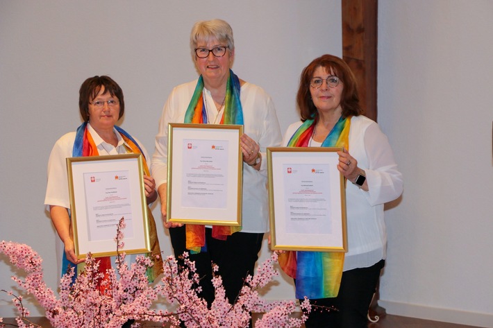 PRESSEMITTEILUNG:  Erster Vorreiterkurs im Bistum Limburg: Gleich drei Mitarbeiterinnen des Seniorenzentrums St. Josef & St. Agnes schließen als Pioniere Qualifizierungskurs „Seelsorgliche Begleitung“ ab