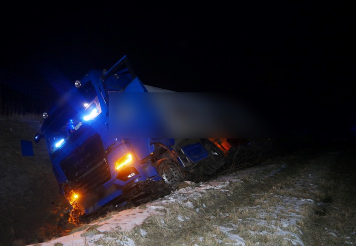 POL-ROW: ++ Sattelzug verunfallt - Fahrer vermutlich eingeschlafen ++ Gefälschten Führerschein vorgezeigt ++ 3,53 Promille: Frau fährt gegen Metallzaun ++