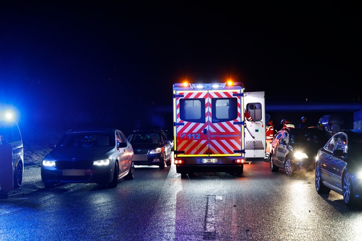FW-MK: Glatteis führt zu mehreren Verkehrsunfällen auf der Autobahn