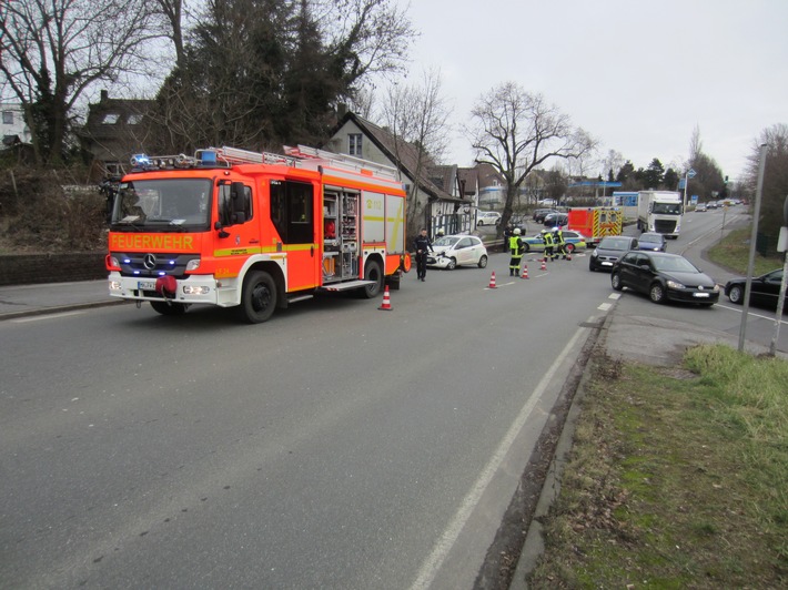 FW-MH: Zwei zeitgleiche Einsätze für die Feuerwehr Mülheim.