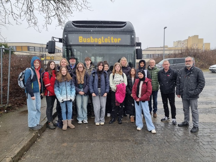 POL-WOB: Schülerinnen und Schüler zu Schulbusbegleitern ausgebildet