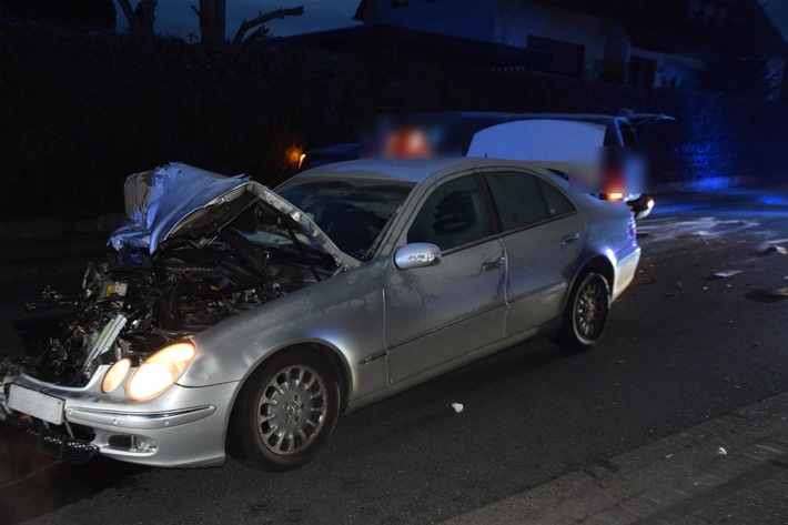 POL-HF: Mercedes stößt gegen geparkten VW - Fahrerin leicht verletzt