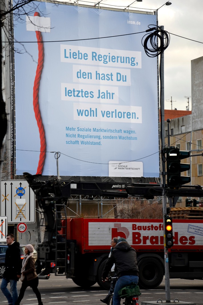 Großplakat Unter den Linden / INSM zeigt Bundesregierung, wo der rote Faden hängt