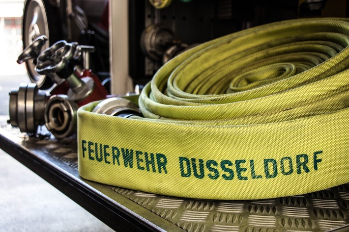 FW-D: Brand im Außengelände eines Entsorgungsbetriebes - Feuerwehr Düsseldorf bringt Flammen mit bis zu 4.000 Litern Löschwasser pro Minute schnell unter Kontrolle