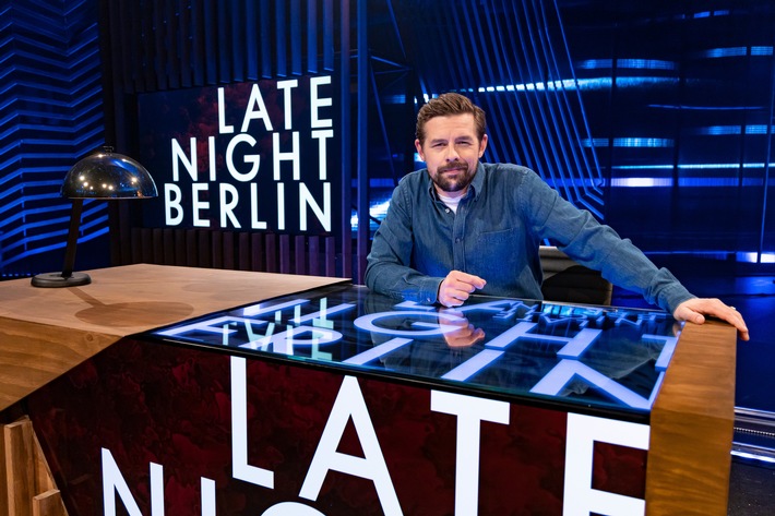 Das Ende des Sommers: Klaas Heufer-Umlauf kehrt mit &quot;Late Night Berlin&quot; zurück und schickt Bodybuilder als Journalisten zur Anti-Corona-Demo