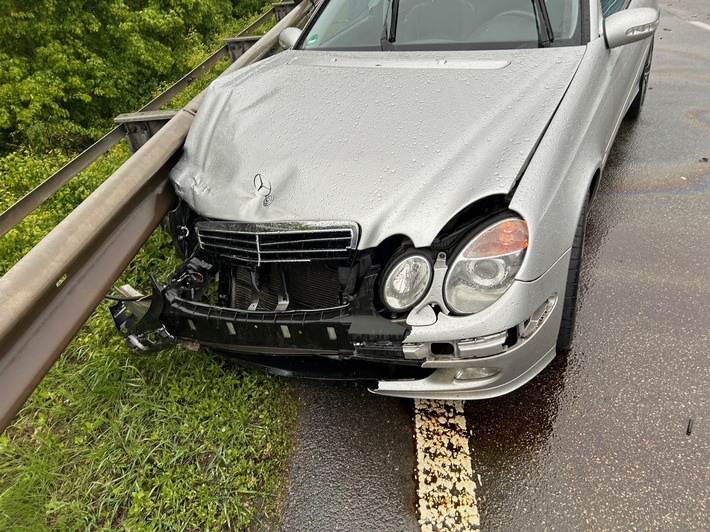 POL-PDLD: Verkehrsunfall/ Alleinunfall wg. Aquaplaning auf der A65