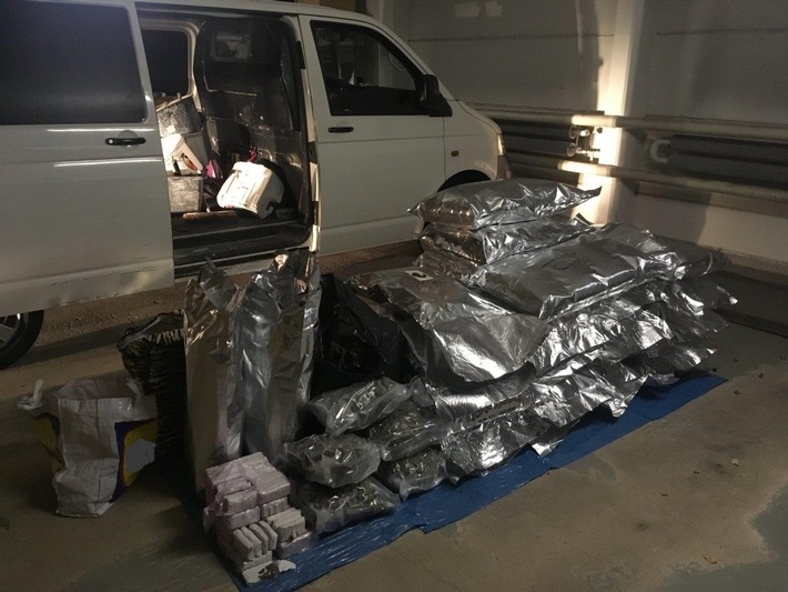 POL-VDKO: Polizei gelingt Schlag gegen die Drogenszene 
- Zivilstreife stellt über 80 Kilogramm Rauschgift sicher
