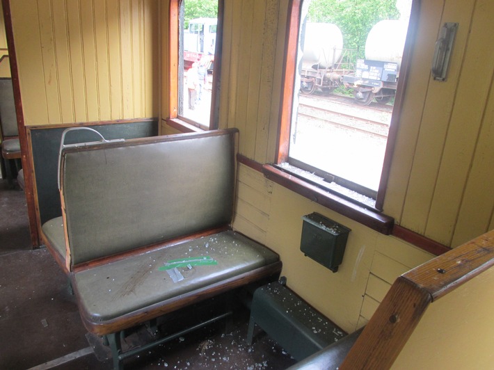 POL-HI: Vandalismus an historischem Personenwagon