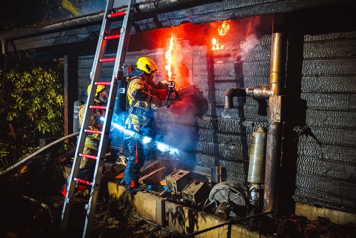 FW Gronau: Brand einer Saunahütte im Saunapark Epe - Aufwendiger Nachteinsatz für die Feuerwehr