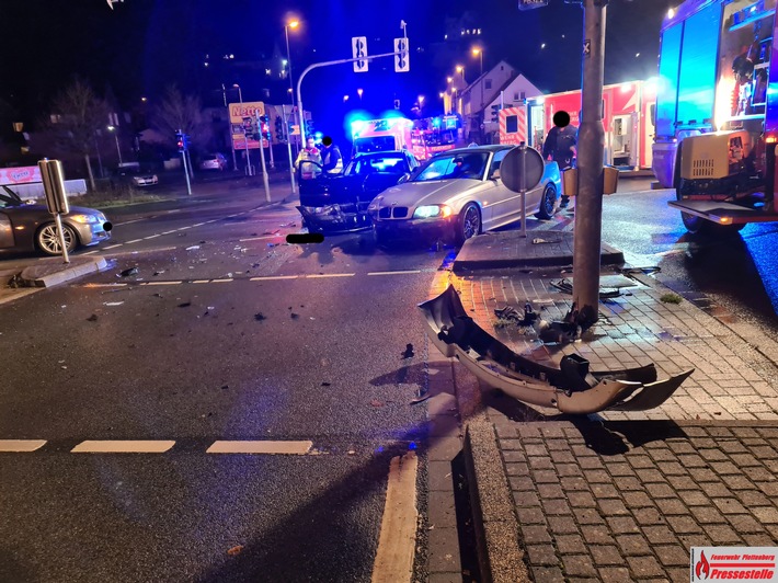 FW-PL: Ortsteil Stadtmitte - Verkehrsunfall mit zwei PKW
