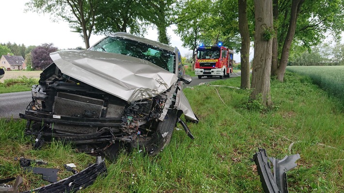 POL-CUX: Landkreis Cuxhaven; Lintig

Verkehrsunfall: PKW gegen Baum