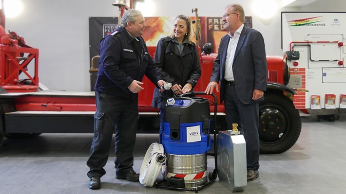 FW Celle: VGH übergibt Flüssigkeitssauger an die Feuerwehr Celle!