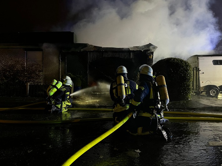 FW-PLÖ: "Feuer,groß mit Menschenleben in Gefahr" in Mönkeberg, 1 verletzte Person gerettet