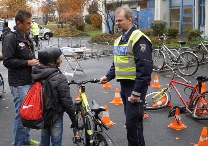 POL-BN: Lichtaktion &quot;Sehen und gesehen werden&quot; - Fahrradkontrollen an Bonner Schulen zur dunklen Jahreszeit
