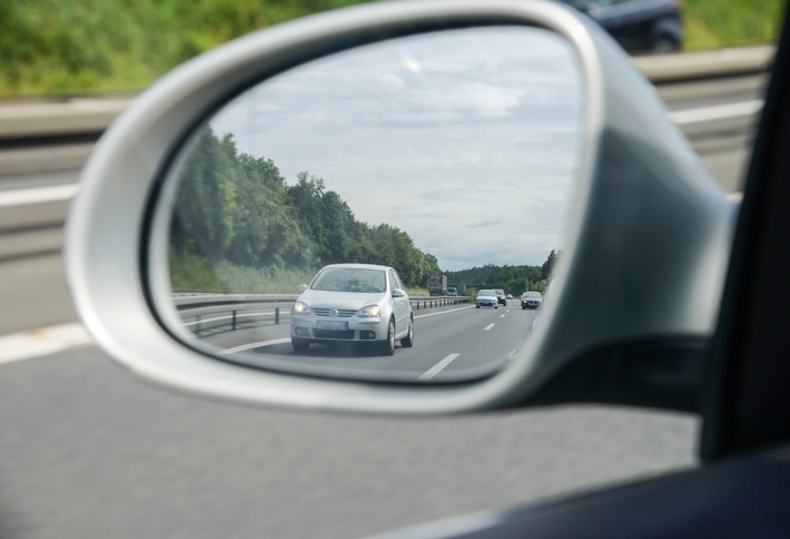 Rasen oder Reisen? / Richtgeschwindigkeit auf deutschen Autobahnen - Wer schneller fährt, riskiert bei Unfall Mitschuld