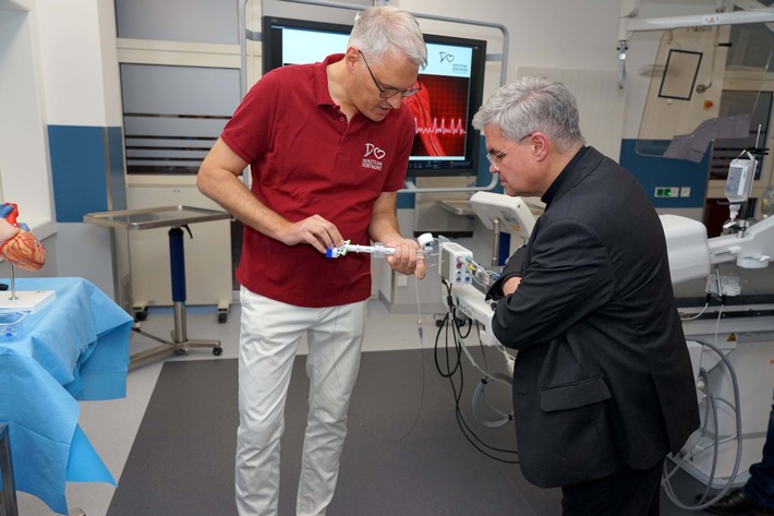 Einrichtungen mit christlichem Profil - Erzbischof Dr. Udo Markus Bentz besucht in Dortmund Caritas, St. Paulus Gesellschaft, das Institut für christliche Organisationskultur und spricht am Abend im Mallinckrodt-Gymnasium