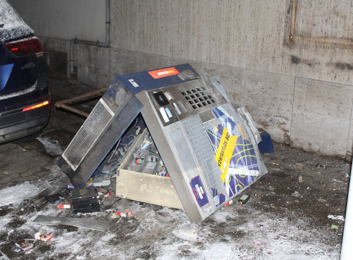 POL-KR: Täter sprengen Zigarettenautomat - Zeugen gesucht
