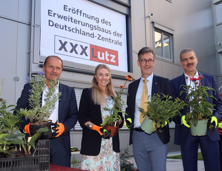 XXXL-Startschuss: Gemeinsam mit Würzburgs Oberbürgermeister Christian Schuchardt (2.v.l.) und Staatssekretärin Anna Stolz haben Alois Kobler (CEO XXXLutz Deutschland) und Martin Kohlhepp (Gebietsleiter Logistik XXXLutz) Stauden zur Eröffnung des Erweiterungsbaus der XXXLutz Deutschland-Zentrale gepflanzt. / Weiterer Text über ots und www.presseportal.de/nr/158011 / Die Verwendung dieses Bildes für redaktionelle Zwecke ist unter Beachtung aller mitgeteilten Nutzungsbedingungen zulässig und dann auch honorarfrei. Veröffentlichung ausschließlich mit Bildrechte-Hinweis. XXXL-Startschuss: Gemeinsam mit Würzburgs Oberbürgermeister Christian Schuchardt (2.v.l.) und Staatssekretärin Anna Stolz haben Alois Kobler (CEO XXXLutz Deutschland) und Martin Kohlhepp (Gebietsleiter Logistik XXXLutz) Stauden zur Eröffnung des Erweiterungsbaus der XXXLutz Deutschland-Zentrale gepflanzt. / Weiterer Text über ots und www.presseportal.de/nr/158011 / Die Verwendung dieses Bildes für redaktionelle Zwecke ist unter Beachtung aller mitgeteilten Nutzungsbedingungen zulässig und dann auch honorarfrei. Veröffentlichung ausschließlich mit Bildrechte-Hinweis.