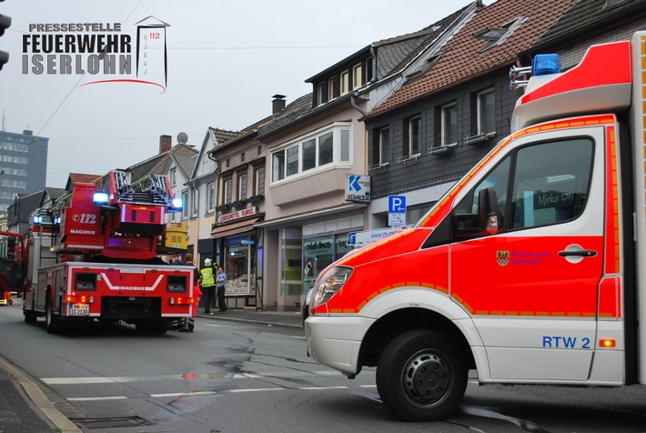 FW-MK: Containerbrand und Rauchentwicklung