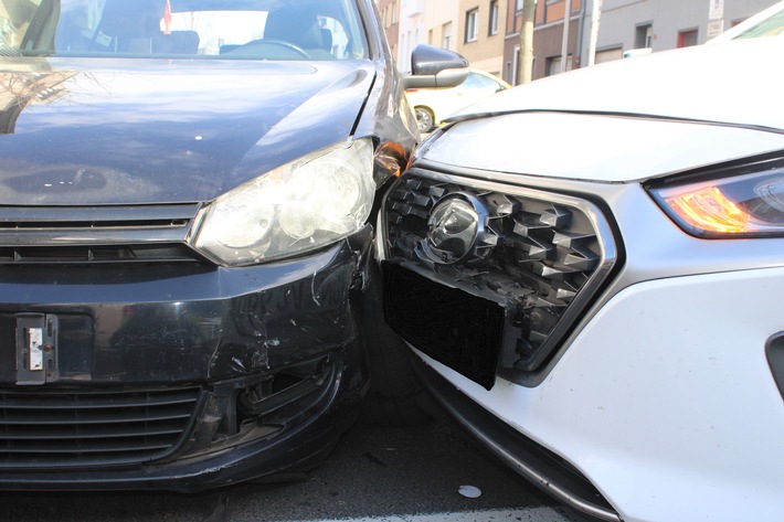 POL-DN: Drei Verletzte nach Verkehrsunfall