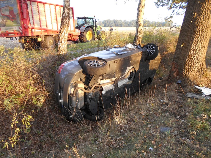POL-ROW: ++ 20-jähriger Autofahrer verunglückt beim Überholen eines landwirtschaftlichen Gespanns ++
