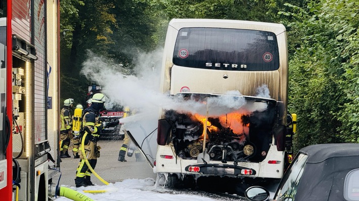 FW-E: Brennender Reisebus - Menschenrettung konnte anfangs nicht ausgeschlossen werden