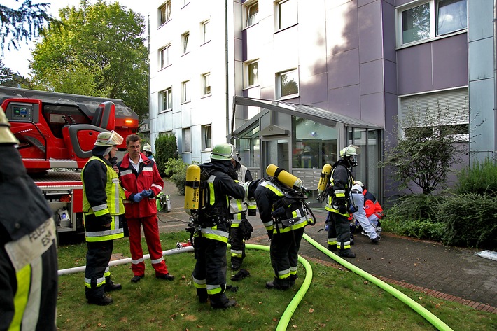 FW-E: Zimmerbrand in Mehrfamilienhaus