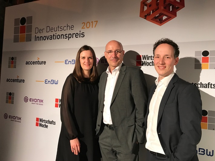 AXA Deutschland unter den drei innovativsten Großunternehmen / Kölner Versicherer als Finalist für Entwicklung der Begleit-App &quot;WayGuard&quot; beim Deutschen Innovationspreis geehrt