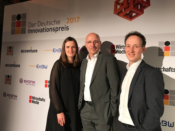 AXA Deutschland unter den drei innovativsten Großunternehmen / Kölner Versicherer als Finalist für Entwicklung der Begleit-App "WayGuard" beim Deutschen Innovationspreis geehrt