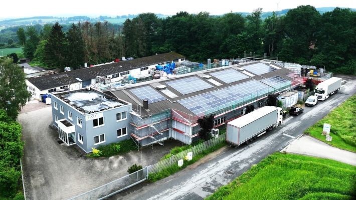 Kunststoff Recycling wird mit Photovoltaik noch grüner / Polyten Recycling und Gorfion Green Energy nehmen Photovoltaik-Anlage in Betrieb