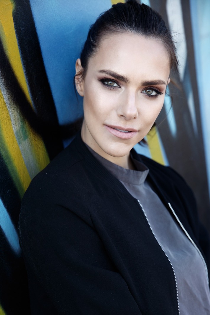 A&E produziert neue Dokumentation "Total Control - Im Bann der Seelenfänger" mit Esther Sedlaczek