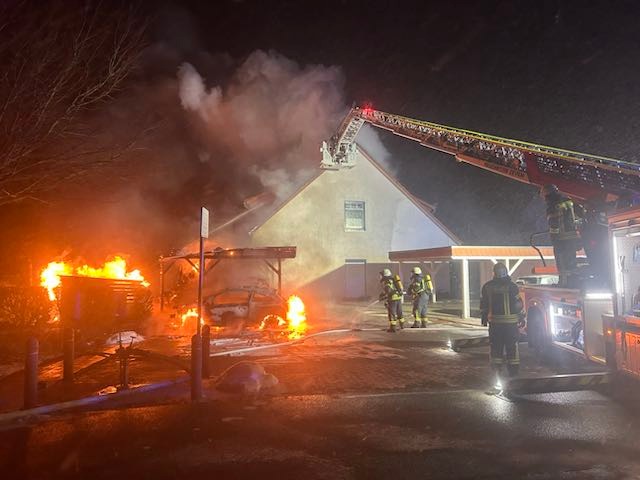 POL-ROW: ++ Zwei Fahrzeuge brennen - Feuer greift auf Carport und Wohnhaus über ++ Zigarettenautomat entwendet ++