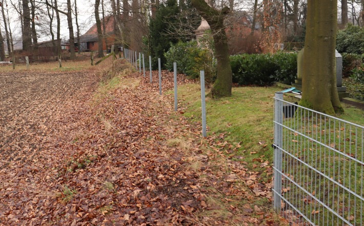 POL-PB: 14 Zaunelemente vom Friedhof gestohlen