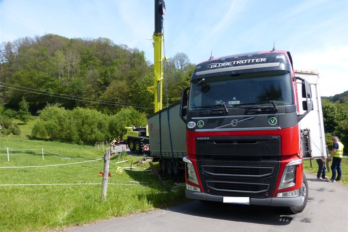 POL-GM: 020619-517:  54-Jähriger bei LKW-Bergung schwer verletzt