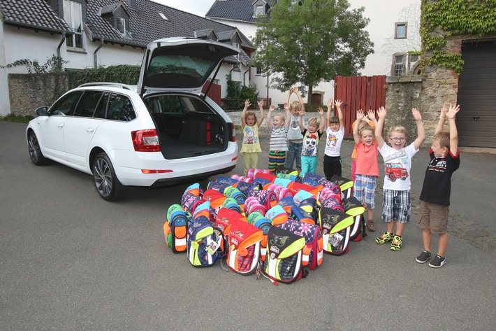 SKODA und Sternjakob spenden Kofferraum voller Scout an sozial benachteiligte Kinder (FOTO)