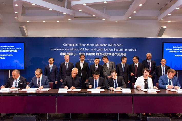 Bei der feierlichen Unterzeichnungszeremonie am 19.06.2019 wurde die wirtschaftlich-technologische Partnerschaft zwischen der Metropole Shenzhen und Bayern mit größtenteils Münchner Unternehmen für die Zukunft untermauert - hier freut sich auch Cengiz Ehliz (links außen) im Namen von "wee" die Unterschrift zu leisten. Weiterer Text über ots und www.presseportal.de/nr/122695 / Die Verwendung dieses Bildes ist für redaktionelle Zwecke honorarfrei. Veröffentlichung bitte unter Quellenangabe: "obs/weeCONOMY AG/Reiner Pohl"