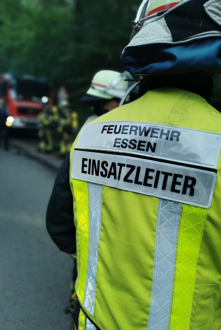 FW-E: Desinfektionsmittelspender geht in Flammen auf, Bewohner verhindern Schlimmeres. Eine Person verletzt.