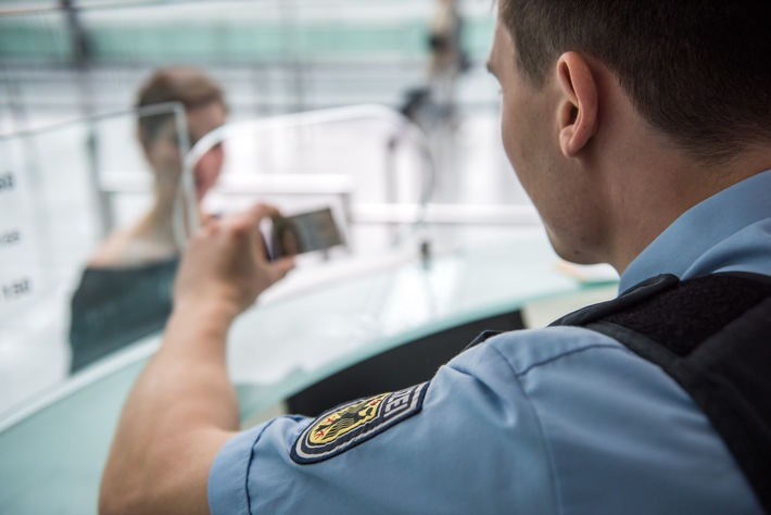 Bundespolizeidirektion München: Kein Ausweis aber 100 Dollar: 70-jährige US-Amerikanerin versucht Bundespolizisten am Flughafen München zu bestechen