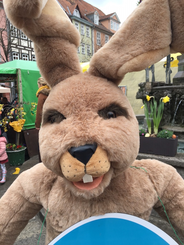 POL-GÖ: (145/2016) &quot;Riesen-Bunny&quot; in Göttingen entführt - Polizei fahndet nach zwei Meter großem Osterhasen