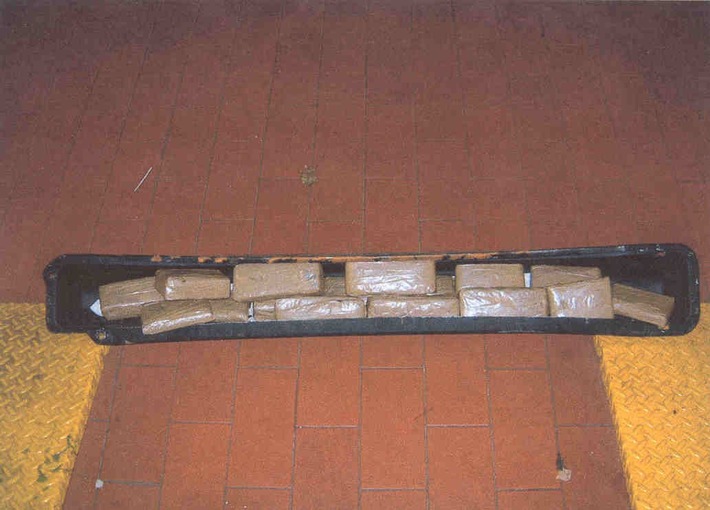 POL-MFR: (2058) 15 kg Haschisch im Pkw versteckt - Bildveröffentlichung
