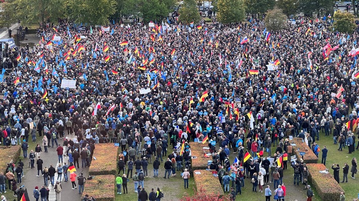 &quot;Unser Land zuerst!&quot; - Rund 10.000 Menschen demonstrierten friedlich in Berlin gegen die Politik der Ampel-Koalition