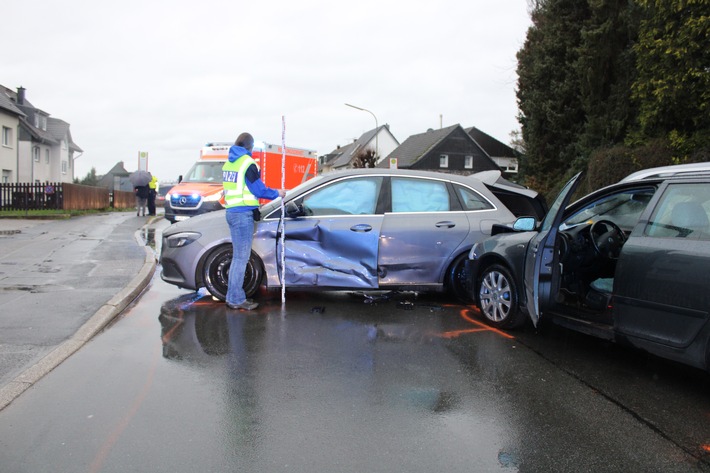 POL-RBK: Bergisch Gladbach - 87-Jähriger Senior bei Verkehrsunfall schwer verletzt