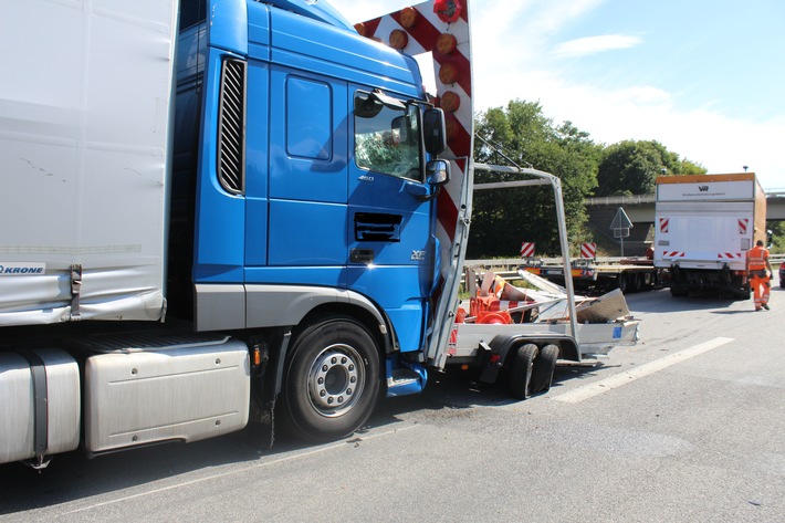 POL-PPTR: LKW prallt auf Baustellen-Absicherungsfahrzeug