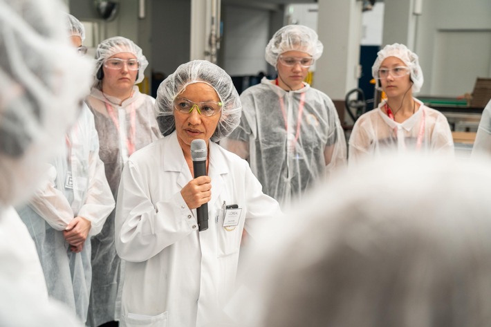 Mehr Frauen in MINT Berufen - L&#039;Oréal Fabrik öffnet Türen für Schülerinnen