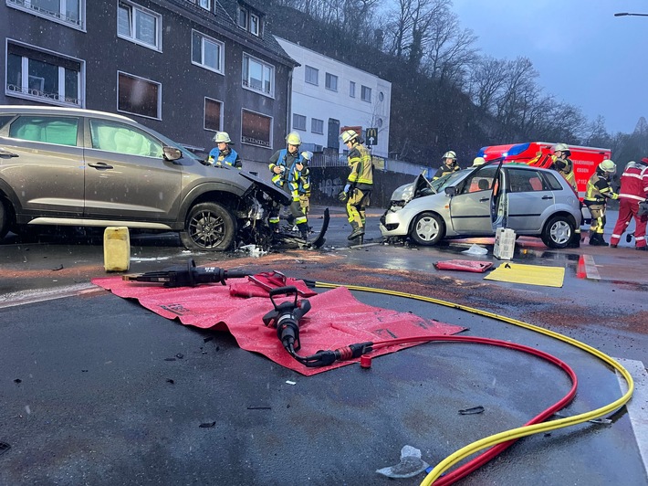 FW-E: Frontalunfall zwischen zwei PKW - zwei Personen zum Teil schwer verletzt