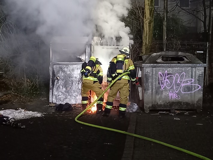 FW-EN: Zwei Altkleidercontainer in Vollbrand - Feuerwehr verhindert Ausbreitung