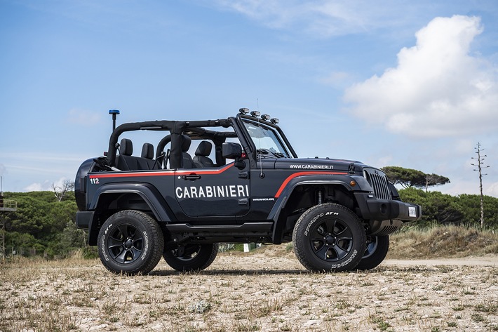 Italienische Carabinieri begrüßen ihren Jeep® Wrangler