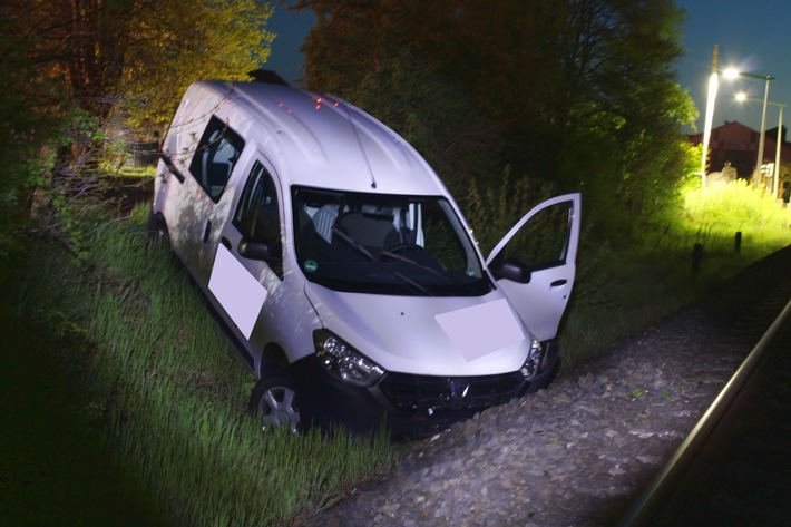 POL-MI: Autofahrer schwer verletzt: Lieferwagen gegen Gleisbett gelenkt