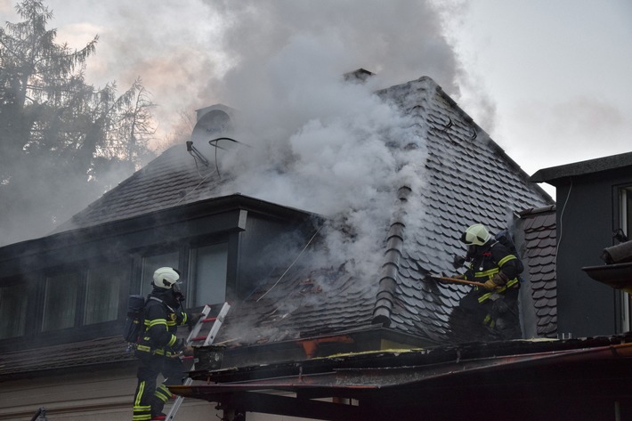 FW-MK: Dachstuhlbrand an der Hansaallee